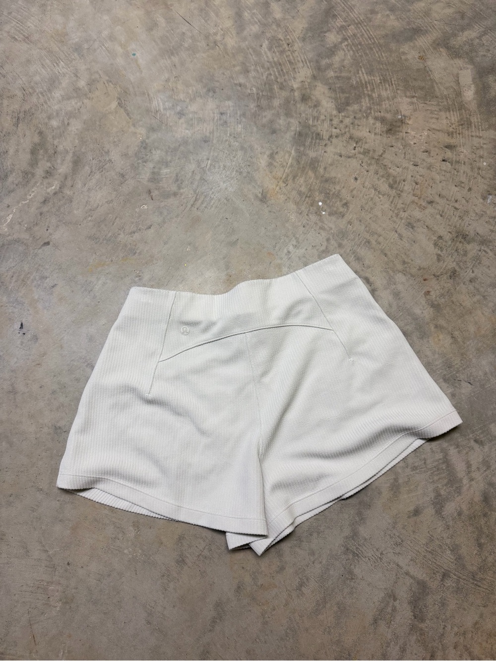 Lululemon ribbed crème softstreme high rise short 2”